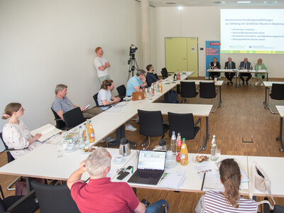 Pressekonferenz der Landesvertretung der Handwerkskammern Niedersachsen e.V. (LHN) und der Landwirtschaftskammer Niedersachsen (LWK) am 24.06.2024 in Hannover-Ahlem zu gemeinsamen Handlungsempfehlungen zur St&auml;rkung des l&auml;ndlichen Raumes.