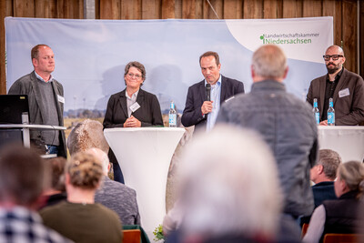 Podiumsdiskussion zum Wolfsmanagement beim 2. Echemer Zauntag mit (v.l.) Marcus Polaschegg (Agrarministerium), Edelgard von Houwald (BMLEH), Moderator J&ouml;rn Ehlers und Melvin Raabe (Umweltministerium).