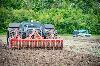 Autonomer Feldroboter (AgXeed, l.) und Hackroboter (Farming GT) beim Fach-Event &bdquo;Zwischen Acker und App &ndash; Digitalisierung Ihres Pflanzenbaus&ldquo; auf der Dom&auml;ne Schickelsheim (K&ouml;nigslutter/Kreis Helmstedt).