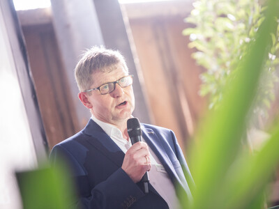 Ulrich Peper bei der Begr&uuml;&szlig;ungsrede zur 100-Jahr-Feier im LBZ Echem