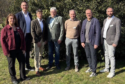 Der neu gew&auml;hlte agb-Vorstand mit der alten und neuen Gesch&auml;ftsf&uuml;hrung (von links): Stephanie St&ouml;ver-Cordes, Mathias Klahsen, Dirk Frahne, Gerhard Smit, Norbert Ihorst, Hinrich Weerts und Frank Revermann.