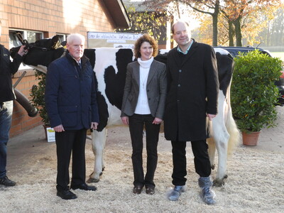 Minister Meyer mit Judith und Heinrich Batke vor der Siegerkuh Kora. Einige Kuhfamilien wurden eindrucksvoll von den ehemaligen und jetzigen Auszubildenden des Betriebes vorgef&uuml;hrt.
