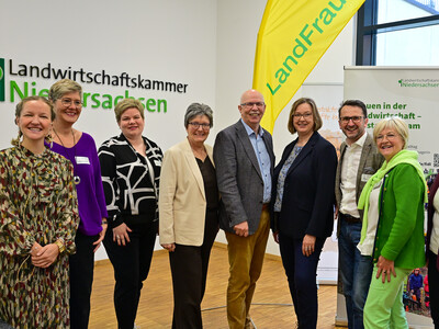 V.l.: Maja Mogwitz, Elisabeth Brunkhorst, Iris Tapphorn, Ina Janhsen, Kammerpräsident Gerhard Schwetje, Staatssekretärin Frauke Patzke, Jakob Lipp, Heike Sprengel, Frauke Schwiderrek.