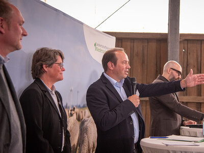 Landvolk-Vizepr&auml;sident und Zauntag-Moderator J&ouml;rn Ehlers (M.) w&auml;hrend der Podiumsdiskussion.