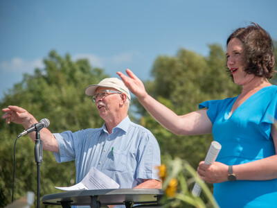 Kammerpräsident Gerhard Schwetje (l.) und Umweltsenatorin Kathrin Moosdorf beim Grünlandfeldtag der Landwirtschaftskammer Niedersachsen und der Senatorin für Umwelt, Klima und Wissenschaft am 06.08.2024 im Bremer Blockland.