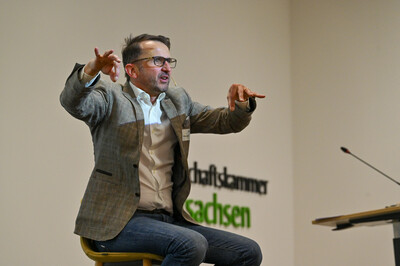 Jakob Lipp, Mentalist und Kommunikationsexperte mit landwirtschaftlichem Hintergrund, sprach die Tagungsteilnehmerinnen direkt an, stellte Fragen, die zum Nachdenken anregten.