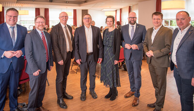 Dr. Günter Kuhnt (4.v.l.), Nachfolgerin Friederike Gerken (5.v.l.) mit (v.l.) Landrat Tobias Gerdesmeyer, Kammerdirektor Dr. Bernd v. Garmissen, Kammerpräsident Gerhard Schwetje, Landrat Johann Wimberg, Stefan Ortmann (stellv. Direktor), Hajo Suhr (OL).