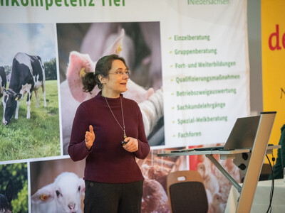 Prof. Dr. Christina Umst&auml;tter, Leiterin des Th&uuml;nen-Instituts f&uuml;r Agrartechnologie in Braunschweig, auf dem Milcherzeugertag 2025 in Rodenkirchen.
