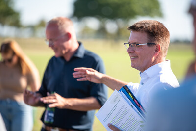 Matthias Miersch besuchte anlässlich seiner Sommertour den Sickerwasserversuch in Schwüblingsen