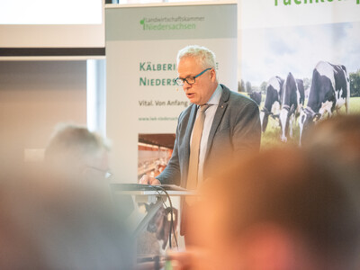Fred Arkenberg (Vorsitzender des LWK-Ausschusses Tier) er&ouml;ffnet den Milcherzeugertag 2025 in Rodenkirchen.