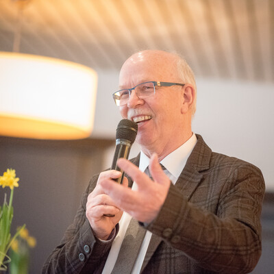 Kammerpräsident Gerhard Schwetje während der Abschiedsfeier für Dr. Günter Kuhnt, Leiter der Bezirksstelle Oldenburg-Süd.