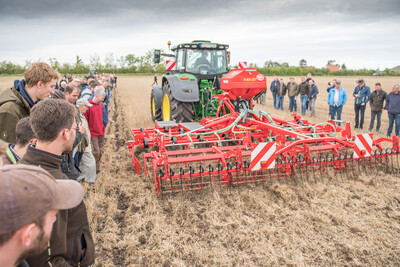 Wassersparend, bodenschonend, wirtschaftlich: Maschinenvorführung zur ultraflachen Bodenbearbeitung mit mehr als 40 Geräten in Sehnde (Region Hannover).
