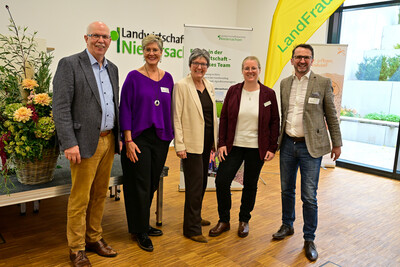 Fachtagung Frauen in der Landwirtschaft - Mut tut gut (v.l.): Kammerpräsident Gerhard Schwetje, die LandFrauen-Präsidentinnen Elisabeth Brunkhorst (Hannover) und Ina Janhsen (Weser-Ems), Organisatorin Frauke Schwiderrek, Kommunikationsexperte Jakob Lipp.