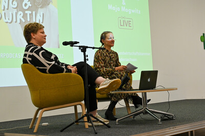 Zu den Highlights der Tagung gehörte der Live-Podcast von Maja Mogwitz (r.), Gründerin der Initiative „Jung & Landwirtin“, mit Iris Tapphorn, bekannt aus der NDR-Reihe „Hofgeschichten“.