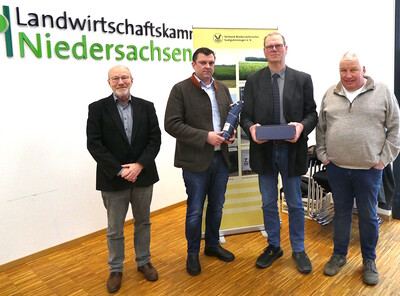 Wechsel an der Spitze des Verbands nieders&auml;chsischer Saatguterzeuger (VNS, v.l.n.r.): Willi Thiel (VNS-Gesch&auml;ftsf&uuml;hrer), der neue Vorsitzende Arnd-Kristian Lauenstein, Vorg&auml;nger Albrecht Brammer und Dr. Gerd Schilling (Bundesverband dt. Saatguterzeuger).