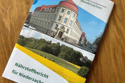 Brosch&uuml;re mit der Aufschrift "N&auml;hrstoffbericht f&uuml;r Niedersachsen 2023/2024" und Bildern eines Geb&auml;udes und einer Landschaft.