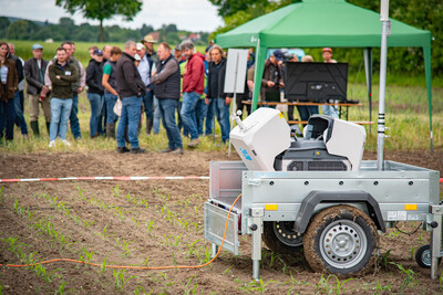 Drohne mit Dock (Kopterzentrale) beim Fach-Event &bdquo;Zwischen Acker und App &ndash; Digitalisierung Ihres Pflanzenbaus&ldquo; auf der Dom&auml;ne Schickelsheim (K&ouml;nigslutter/Kreis Helmstedt).