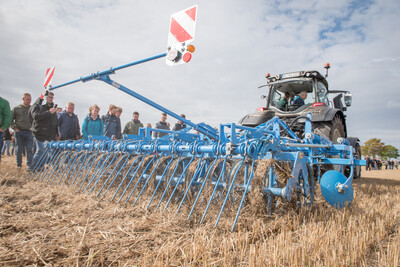 Wassersparend, bodenschonend, wirtschaftlich: Maschinenvorf&uuml;hrung zur ultraflachen Bodenbearbeitung mit mehr als 40 Ger&auml;ten in Sehnde (Region Hannover).