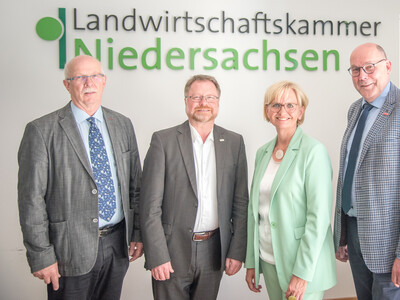 Pressekonferenz der Landesvertretung der Handwerkskammern Niedersachsen e.V. (LHN) und der Landwirtschaftskammer Niedersachsen (LWK) am 24.06.2024 in Hannover-Ahlem zu gemeinsamen Handlungsempfehlungen zur St&auml;rkung des l&auml;ndlichen Raumes.