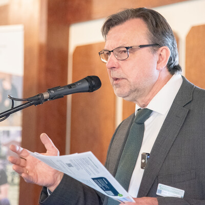 Tagungs-Organisator und LWK-Biogasexperte Peter Sch&uuml;nemann w&auml;hrend der 16. Biogastagung in Verden.