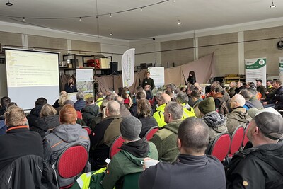 Praktiker aus Landwirtschaft, Jagd, Kommune, Forst, Lohnunternehmen und Naturschutz informierten sich &uuml;ber die landschaftsgerechte Heckenpflege.