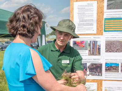 Umweltsenatorin Kathrin Moosdorf (l.) und LWK-Grünlandexperte Gerd Lange beim Grünlandfeldtag der Landwirtschaftskammer Niedersachsen und der Senatorin für Umwelt, Klima und Wissenschaft am 06.08.2024 im Bremer Blockland.