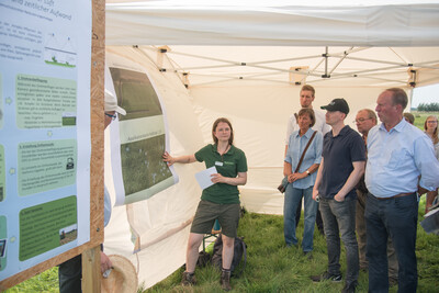 Grünlandfeldtag der Landwirtschaftskammer Niedersachsen und der Senatorin für Umwelt, Klima und Wissenschaft der Freien Hansestadt Bremen am 06.08.2024 auf Hof Bavendamm im Bremer Blockland.