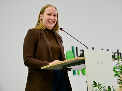 Maike L&uuml;ken stellte sich als neue Sachgebietsleiterin f&uuml;r die Berufsbildung in der Hauswirtschaft vor und begr&uuml;&szlig;te Ehreng&auml;ste, Absolvent/-innen und deren Angeh&ouml;rige.