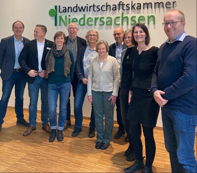 Erfahrungsaustausch zur Biodiversit&auml;tsberatung am 16.02.2024 in Hannover-Ahlem mit Agrarministerin Miriam Staudte (2.v.r.) und Kammerpr&auml;sident Gerhard Schwetje (4.v.l.).