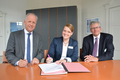 Unterzeichnung der neuen Betriebsvereinbarung - © Wolfgang Ehrecke /media/media/8FA6F6B1-E978-2774-6D8AE0727502689E.JPG