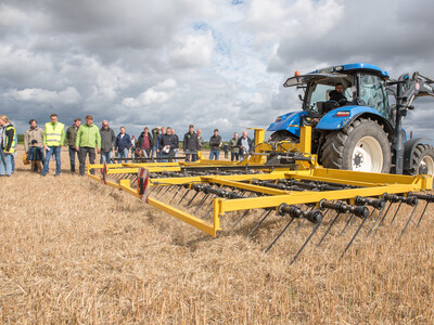 Wassersparend, bodenschonend, wirtschaftlich: Maschinenvorführung zur ultraflachen Bodenbearbeitung mit mehr als 40 Geräten in Sehnde (Region Hannover).