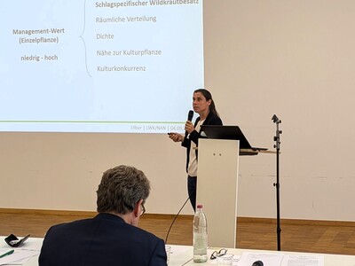 Dr. Lena Ulber erläutert die Chancen technischer Innovationen für Ackerbau und Biodiversität - © Jana Tempel, Netzwerk Ackerbau Niedersachsen (NAN) e.V. Dr. Lena Ulber erläutert die Chancen technischer Innovationen für Ackerbau und Biodiversität