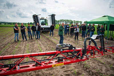 Spot-Spray-f&auml;hige Feldspritzen (Kverneland und ARA) beim Fach-Event &bdquo;Zwischen Acker und App &ndash; Digitalisierung Ihres Pflanzenbaus&ldquo; auf der Dom&auml;ne Schickelsheim (K&ouml;nigslutter/Kreis Helmstedt).