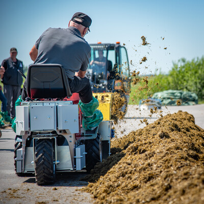 Elektrisch betriebene Aufsitzmaschine für Stallreinigung und Futtervorlage beim Praxistag Alternative Antriebsenergien für Landmaschinen am 01.07.2025 im LBZ Echem.