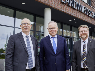 Ministerpr&auml;sident Stephan Weil (M.) mit Kammerpr&auml;sident Gerhard Schwetje (l.) und Kammerdirektor Dr. Bernd v. Garmissen beim Festakt zum 125-j&auml;hrigen Bestehen der Landwirtschaftskammer Niedersachsen am 21.05.2024 in Hannover-Ahlem.