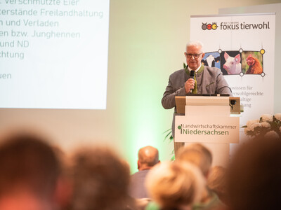 Friedrich-Otto Ripke, Vors. des NGW-Landesverbandes, referierte zu den Marktaussichten in der Gefl&uuml;gelbranche