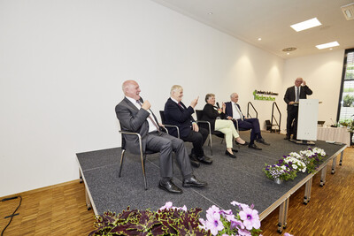 Ehemalige (v.l.): Friedrich Scholten (Ex-Kammerpr&auml;sident), Ex-Agrarminister Hans-Heinrich Ehlen, Ex-Vorstandsmitglied Brigitte Scherb und Ex-Kammerdirektor Hans-Joachim Harms beim Festakt zum 125-j&auml;hrigen Bestehen der LWK am 21.05.2024 in Hannover-Ahlem.