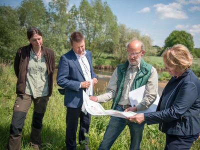 Ergebnisse und Herausforderungen der Nutriajagd: Fachleute der LWK, Vertreter*innen der J&auml;gerschaft sowie des Unterhaltungsverbandes am 11.05.2022 beim Treffen mit Agrarministerin Barbara Otte-Kinast an der Vechte bei Quendorf (Grafschaft Bentheim).