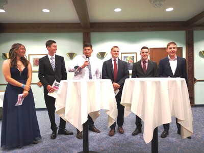 Die ehemaligen Auszubildenden bedanken sich mit einem lustigen Gedicht bei ihren Lehrern und ihrer Ausbildungsberaterin