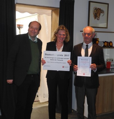 Der Staatsehrenpreis in den H&auml;nden des Z&uuml;chterpaares