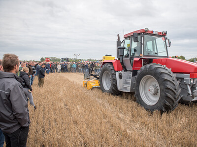 Wassersparend, bodenschonend, wirtschaftlich: Maschinenvorführung zur ultraflachen Bodenbearbeitung mit mehr als 40 Geräten in Sehnde (Region Hannover).