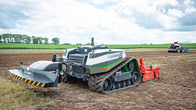 Autonomer Feldroboter (AgXeed, Vordergrund) und autonome Krone-Lemken-Kombination beim Fach-Event &bdquo;Zwischen Acker und App &ndash; Digitalisierung Ihres Pflanzenbaus&ldquo; auf der Dom&auml;ne Schickelsheim (K&ouml;nigslutter/Kreis Helmstedt).