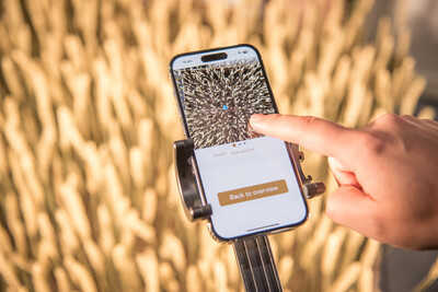 Smartphone-App zur Messung der Bestandsdichte etwa von Weizen in einer Versuchsparzelle, zu sehen auf der Begleitausstellung der Technikertagung in Hannover.