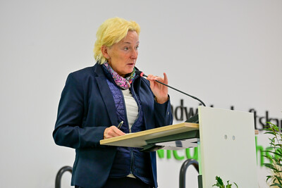 Carola Persiel, im Agrarministerium Leiterin des Referates f&uuml;r Ern&auml;hrung, Ern&auml;hrungsnotfallvorsorge und Hauswirtschaft, w&auml;hrend der &Uuml;bergabe Meisterbriefe Hauswirtschaft 2025 in Hannover