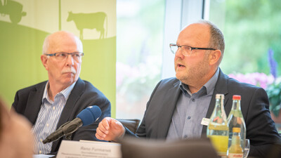 Reno Furmanek (r.), bei der Landwirtschaftskammer Leiter des Gesch&auml;ftsbereichs Pflanzenschutzamt, D&uuml;ngebeh&ouml;rde, Inspektionsdienste, und Kammerpr&auml;sident Gerhard Schwetje bei der Pressekonferenz zur Vorstellung des N&auml;hrstoffberichts 2024/25 am 15.06.2026.