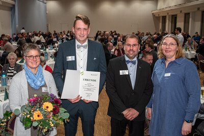 Gesellschaftsabend 2025: Arbeitnehmerpreis f&uuml;r besonderes Engagement f&uuml;r Niko Schlump (2.v.l.), hier zu sehen mit (v.l.) Anita und Michael Lucassen (Milchhof Lucassen/Bar&szlig;el) sowie Kammer-Vizepr&auml;sidentin Dagmar Heyens. 