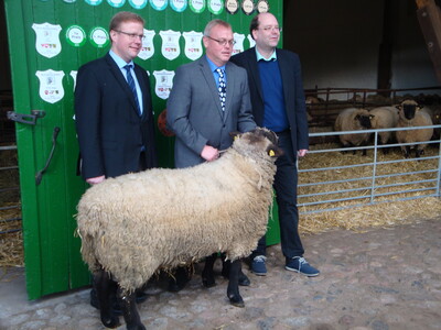 Stolz pr&auml;sentiert Joachim Rehse einen 150 kg schweren Zuchtbock der Rasse Schwarzk&ouml;pfiges Fleischschaf. Links im Bild Hermann Hermeling, Vizepr&auml;sident der LWK Niedersachsen