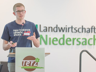 Karl Kühne (Gartenbau Arndt Kühne, Dresden) während der Abschlussveranstaltung für das Projekt 'TerZ - Einsatz torfreduzierter Substrate im Zierpflanzenbau' am 23.03.2023 in Hannover-Ahlem.
