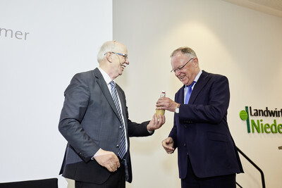 Kammerpr&auml;sident Gerhard Schwetje (l.) &uuml;berreicht Ministerpr&auml;sident Stephan Weil w&auml;hrend des Festakts zum 125-j&auml;hrigen Bestehen der Landwirtschaftskammer Niedersachsen am 21.05.2024 in Hannover-Ahlem eine Flasche selbst hergestellten Eierlik&ouml;r.