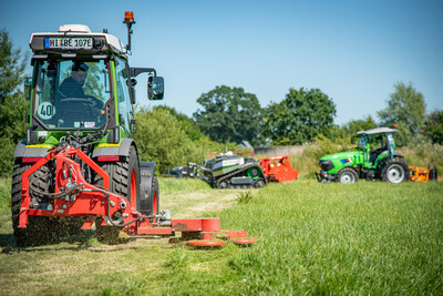 Elektrotraktor des Herstellers Fendt (l.) beim Praxistag Alternative Antriebsenergien für Landmaschinen am 01.07.2025 im LBZ Echem.